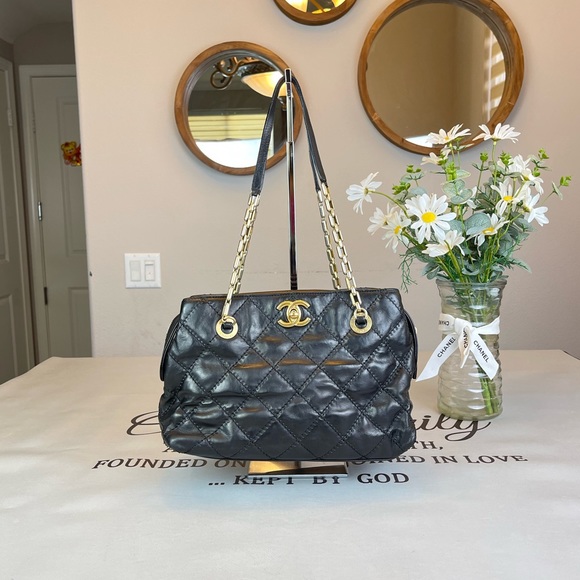 CHANEL Handbags - Chanel Black Leather Shoulder Bag With gold hardware